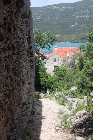 Auf der Suche nach dem versteckten Eingang zur Stadtmauer von Mali Ston aus