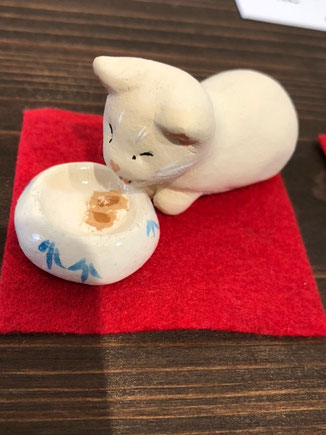 佐山泰弘 「美味しいね!」白猫(石粉粘土)¥5,500 長25㎜×幅30㎜×高30㎜ エサ皿径25㎜ 敷物付き