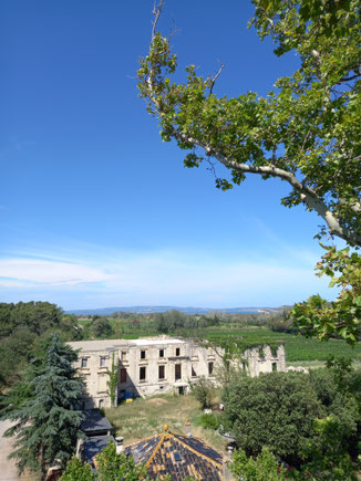 Accueil sous les arches du Château du Lac