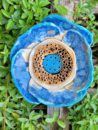 Keramikblume als Insektenhotel