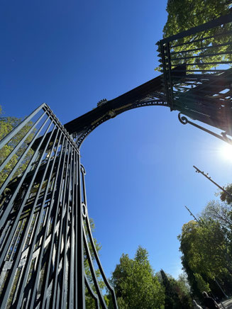 Vue d'un autre angle, grille d'entrée
