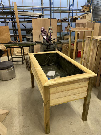 Potager surélevé en bois traité autoclave. Bravo à Doriane et Liselle !