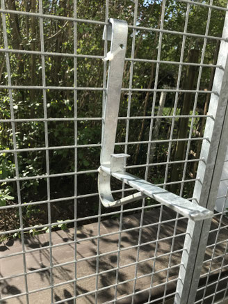 Schneefanggitterstütze als Aufhängevorrichtung für Laufbrett im Katzengehege, Brett an Gitterwand befestigen
