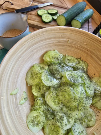 Klassischer Gurkensalat mit frischen Gurkenscheiben und crmigem Kräuterdressing