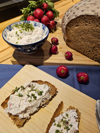 Selbstgemachter Kräuterquark mit frischen Kräutern