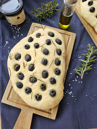 Hausgemachte Oliven Focaccia als Grillbeilage