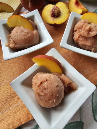Cremiges Pfirsich-Passionsfrucht-Sorbet mit frischen Pfirsichen und exotischer Passionsfrucht