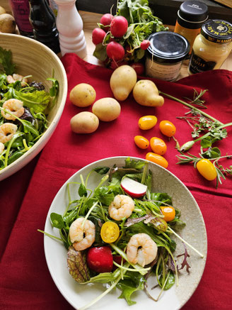 Frischer Wildkräutersalat mit Frühlingskräutern für Ostern