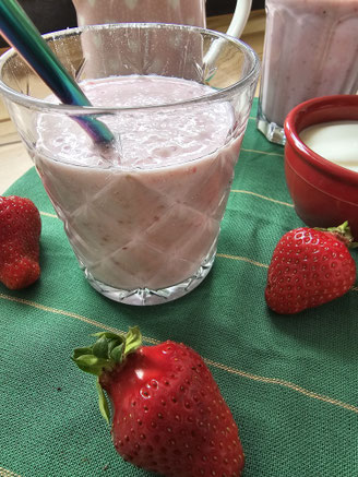 Cremiger Erdbeer-Milkshake mit frischen Erdbeeren im Glas