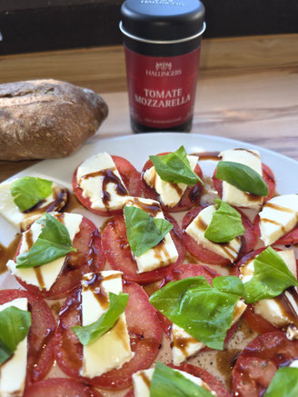 Insalata Caprese mit Basilikum, Mozzarella und frischen Tomatenscheiben