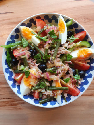 Nizza Salat mit Thunfisch, Ei, Bohnen, Tomaten und frischem Gemüse