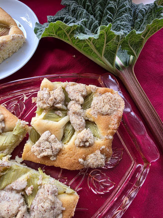 Rhabarber-Blechkuchen mit saftigem Rührteig und frischem Rhabarber