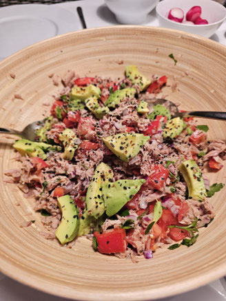 Thunfischsalat mit Avocado, frischem Gemüse und leichtem Dressing