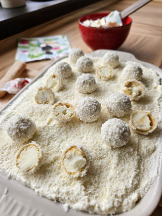 Cremiges Raffaello-Tiramisu mit Kokosraspeln und Raffaello-Pralinen