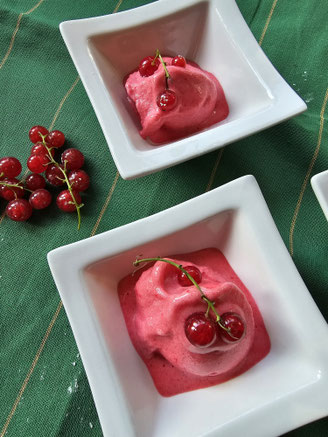 Erfrischendes Johannisbeersorbet mit frischen roten Johannisbeeren in einer Dessertschale