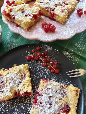 Johannisbeerkuchen vom Blech mit frischen roten Johannisbeeren