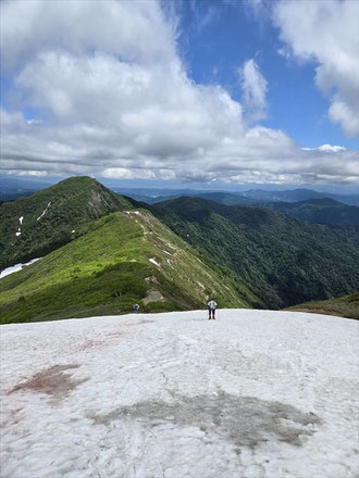 ▲斜面上から覗く。傾斜が結構あるので、軽アイゼン、ストック必須。鳥原山~小朝日岳でも注意が必要な残雪あり。他には登山道に雪は無し。