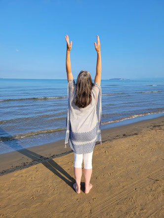 Esther am Meer Sandstrand Arme gegen Himmel gestreckt blau sandfarben esthermariavogel