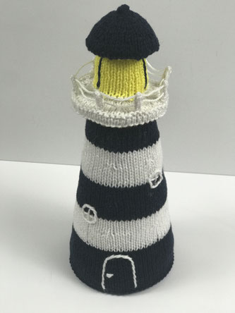 Gestrickter Leuchtturm in blau-weiß mit Umlauf und Geländer