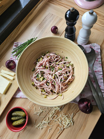 Schweizer Wurstsalat mit Lyoner, Emmentaler und Gewürzgurken 