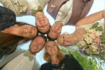 Brautpaar mit Trauzeugen als Gruppe von unten fotografiert - Fotograf Hochzeit Bielefeld