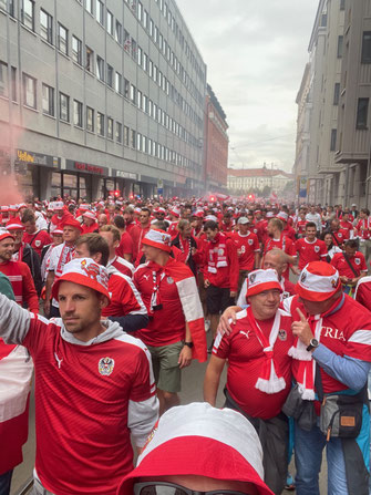 Durch die Stadt zogen die österreichischen Fans zum Stadion