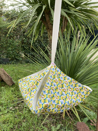 Ce sac à tarte Fleur Art Déco provient de la collection d'accessoires en tissu des ateliers ligériens de Marie et Mathilde.