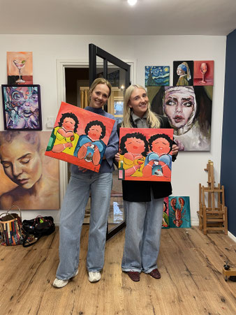 Moeder en dochter schilderen samen tijdens een creatieve workshop in Breda.