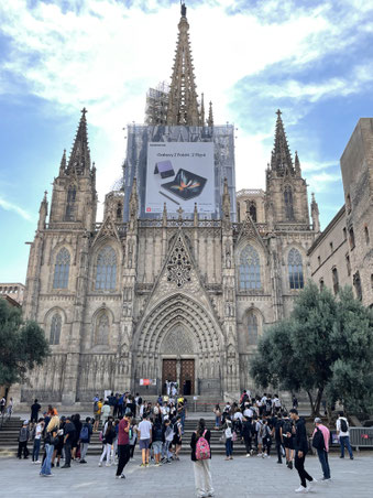 Barcelona Kathedrale mit Baugerüst und Samsung-Werbung 