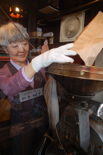「マロン独自のコーヒーを味わってほしい」と焙煎しながら話す松井登枝子さん。