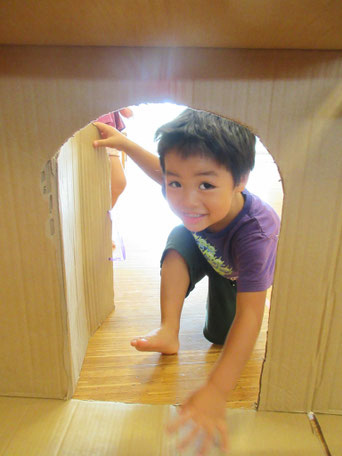 ダンボールハウスに「ただいまー!」