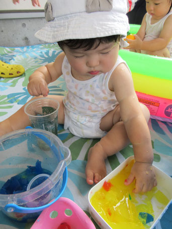 「このプルプル・・・なんだ？？」（寒天あそび）