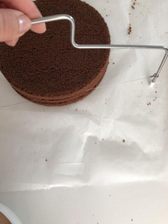 Mit einer Tortensäge jeden Boden 2x waagrecht durchschneiden