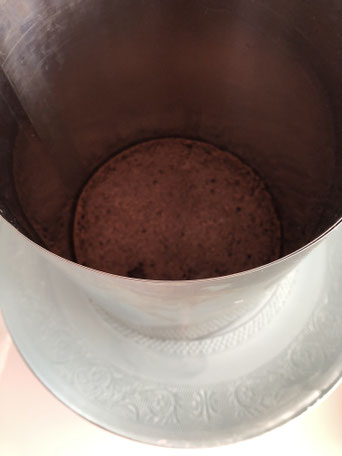 Eine hohe Springform verhindert, dass die Schoko-Mousse nach außen quillt.