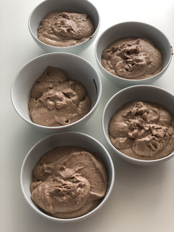 Teile die die Schoko-Mousse auf 5 Schüsselchen gleichmäßig auf. So bekommt jeder Boden gleich viel an Füllung