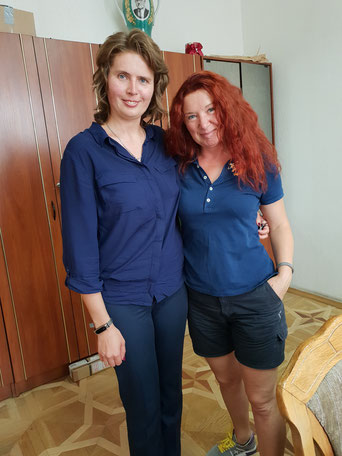 Vizepräsidentin der UTOG in Kiew Tetyana Kryvko und Dana Arnold bei der Übergabe der 313 Hörgeräte im Sommer 2020