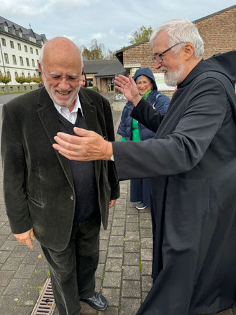 Tilman Ott und Pater Helmut in ein Gespräch vertieft.