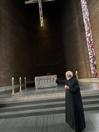 Pater Helmut in der Abteikirche Königsmünster. 