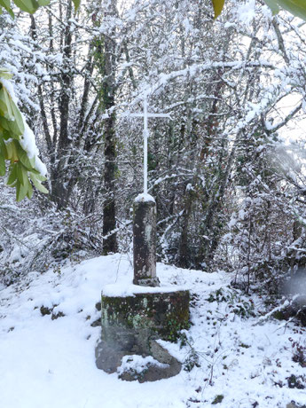 Collonges-la-Rouge, croix sur La Voie de Rocamadour en Limousin et Haut-Quercy