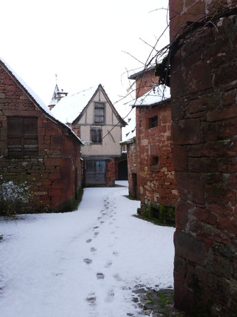 La Voie de Rocamadour, Chemin vers St-Jacques de Compostelle passe dans la rue Noire de Collonges-la-Rouge avant d'arriver à La Mérelle