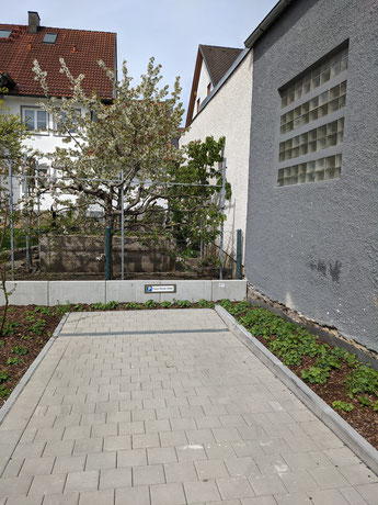 Ein Parkplatz für Sie befindet sich gleich rechts neben Haus Nr. 33