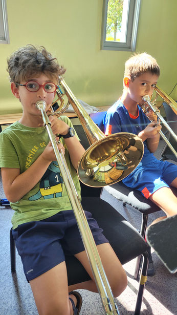 Ecole de musique EMC à Crolles – Grésivaudan : Jeune musicienne jouant du tuba lors d’un concert.