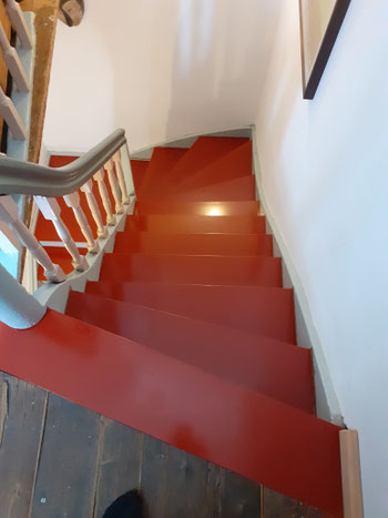 alte Treppe mit neuen Stufen