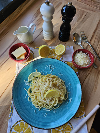 Cremige Spaghetti al Limone mit frischem Parmesan und Zitronenabrieb 