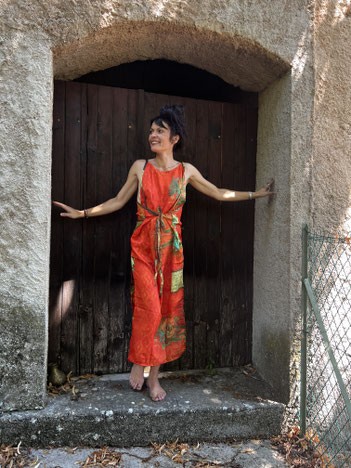 Modèle unique de robe longue en sari recyclé de soie, portée avec les liens croisés sur le devante fendue sur les cotés. création artisanale fluide et féminine. Créé par l'artiste NINE a trans en Provence