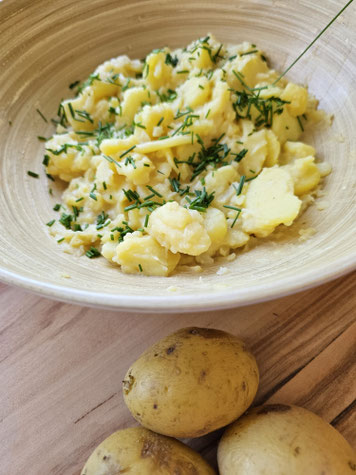 Oma's Kartoffelsalat als Beilage zum Osteressen mit frischem Schnittlauch