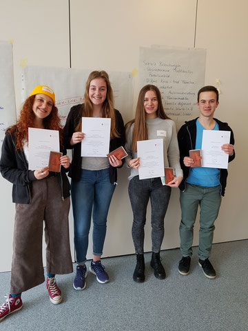 Studientag 2019 - Valeria , Michelle, Hanna (alle damals MSS 11) , Leo (Ehrenmitglied SoR, Abitur 2018) mit ihren Zertifikaten