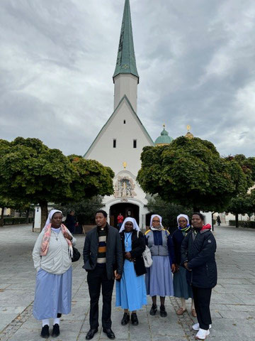 Afrikanische Schwestern und ein Pfarrer in Altötting.