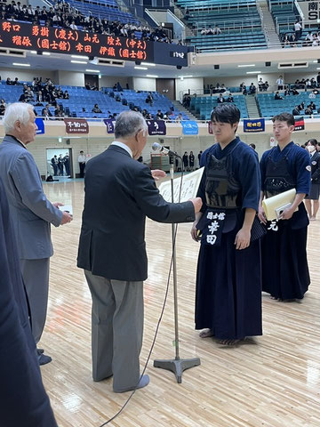 敢闘賞の表彰を受ける幸田選手