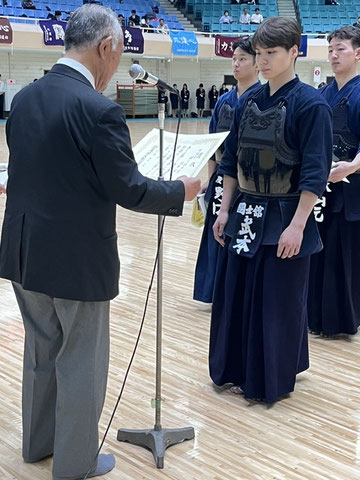 敢闘賞の表彰を受ける武本選手
